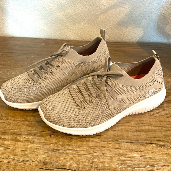 Sketchers size 7.5 - Picture 4 of 5